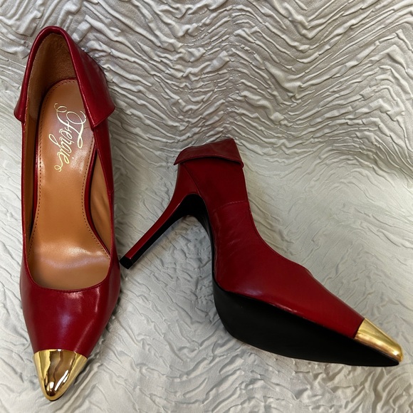NEW Sz 10 Fergie Podium Red Pump Gold Toe Gorgeous Sexy US10 UK8 EUR42 - Picture 4 of 5